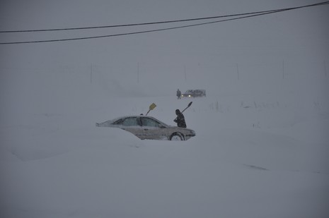 Hakkari'nin Yüksekova ilçesinde tipi nedeni ile 60 yolcu yolda mahsur kaldı