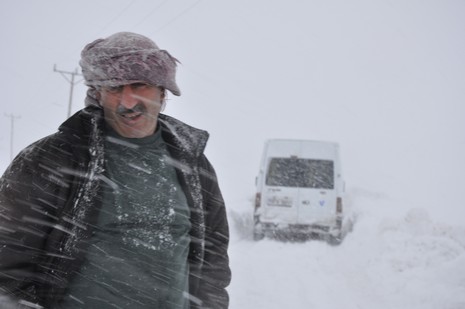 Hakkari'nin Yüksekova ilçesinde tipi nedeni ile 60 yolcu yolda mahsur kaldı