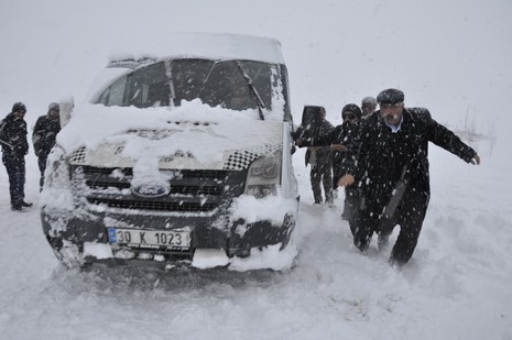 Hakkari'nin Yüksekova ilçesinde tipi nedeni ile 60 yolcu yolda mahsur kaldı