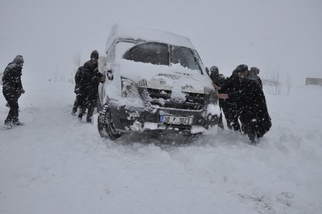 Hakkari'nin Yüksekova ilçesinde tipi nedeni ile 60 yolcu yolda mahsur kaldı