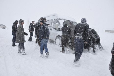 Hakkari'nin Yüksekova ilçesinde tipi nedeni ile 60 yolcu yolda mahsur kaldı