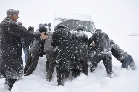 Hakkari'nin Yüksekova ilçesinde tipi nedeni ile 60 yolcu yolda mahsur kaldı