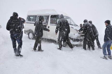 Hakkari'nin Yüksekova ilçesinde tipi nedeni ile 60 yolcu yolda mahsur kaldı