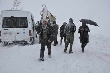 Hakkari'nin Yüksekova ilçesinde tipi nedeni ile 60 yolcu yolda mahsur kaldı