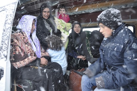 Hakkari'nin Yüksekova ilçesinde tipi nedeni ile 60 yolcu yolda mahsur kaldı