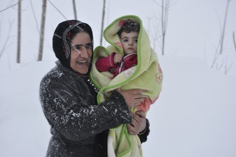 Hakkari'nin Yüksekova ilçesinde tipi nedeni ile 60 yolcu yolda mahsur kaldı