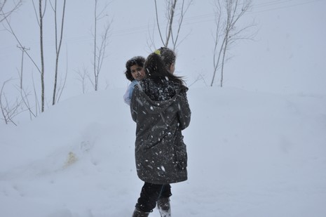 Hakkari'nin Yüksekova ilçesinde tipi nedeni ile 60 yolcu yolda mahsur kaldı