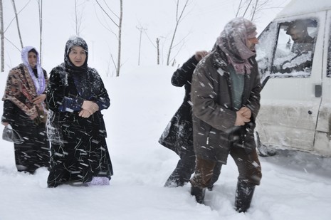 Hakkari'nin Yüksekova ilçesinde tipi nedeni ile 60 yolcu yolda mahsur kaldı