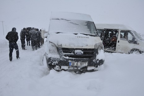Hakkari'nin Yüksekova ilçesinde tipi nedeni ile 60 yolcu yolda mahsur kaldı