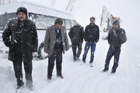 Hakkari'nin Yüksekova ilçesinde tipi nedeni ile 60 yolcu yolda mahsur kaldı