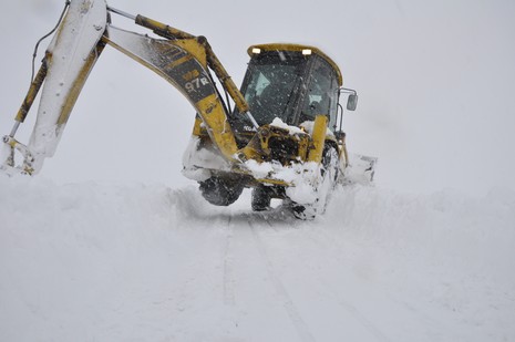 Hakkari'nin Yüksekova ilçesinde tipi nedeni ile 60 yolcu yolda mahsur kaldı