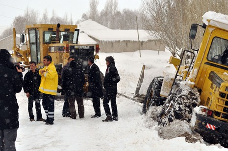 
Hakkarinin Yüksekova ilçesine bağlı Dedeler Köyünde doğum sancıları artan Esma Aslan için İl Özel İdare, 112 ve basın mensupları seferber oldu.