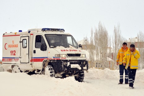 
Hakkarinin Yüksekova ilçesine bağlı Dedeler Köyünde doğum sancıları artan Esma Aslan için İl Özel İdare, 112 ve basın mensupları seferber oldu.