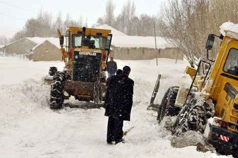 
Hakkarinin Yüksekova ilçesine bağlı Dedeler Köyünde doğum sancıları artan Esma Aslan için İl Özel İdare, 112 ve basın mensupları seferber oldu.