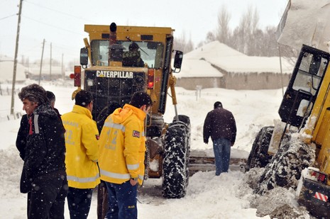 
Hakkarinin Yüksekova ilçesine bağlı Dedeler Köyünde doğum sancıları artan Esma Aslan için İl Özel İdare, 112 ve basın mensupları seferber oldu.