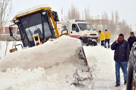 
Hakkarinin Yüksekova ilçesine bağlı Dedeler Köyünde doğum sancıları artan Esma Aslan için İl Özel İdare, 112 ve basın mensupları seferber oldu.