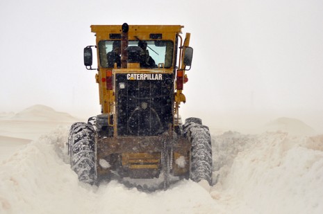 
Hakkarinin Yüksekova ilçesine bağlı Dedeler Köyünde doğum sancıları artan Esma Aslan için İl Özel İdare, 112 ve basın mensupları seferber oldu.