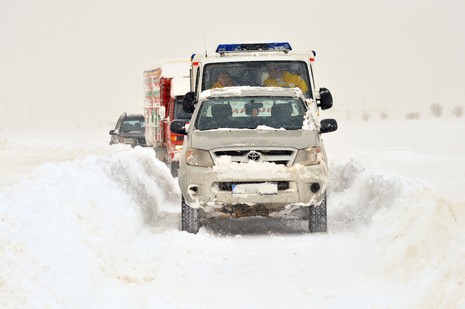
Hakkarinin Yüksekova ilçesine bağlı Dedeler Köyünde doğum sancıları artan Esma Aslan için İl Özel İdare, 112 ve basın mensupları seferber oldu.