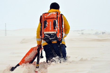 
Hakkarinin Yüksekova ilçesine bağlı Dedeler Köyünde doğum sancıları artan Esma Aslan için İl Özel İdare, 112 ve basın mensupları seferber oldu.