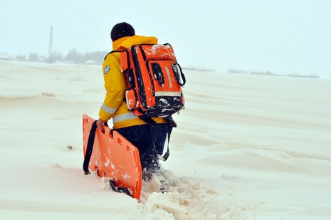 
Hakkarinin Yüksekova ilçesine bağlı Dedeler Köyünde doğum sancıları artan Esma Aslan için İl Özel İdare, 112 ve basın mensupları seferber oldu.