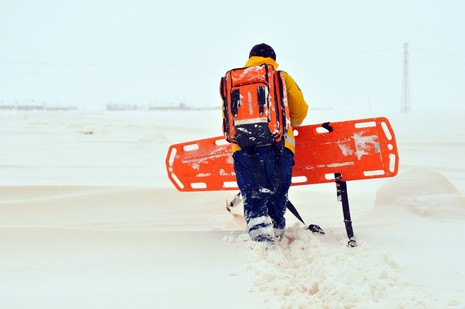 
Hakkarinin Yüksekova ilçesine bağlı Dedeler Köyünde doğum sancıları artan Esma Aslan için İl Özel İdare, 112 ve basın mensupları seferber oldu.