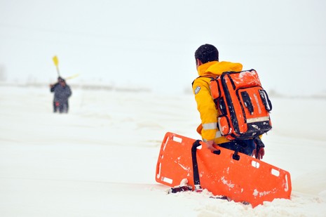 
Hakkarinin Yüksekova ilçesine bağlı Dedeler Köyünde doğum sancıları artan Esma Aslan için İl Özel İdare, 112 ve basın mensupları seferber oldu.
