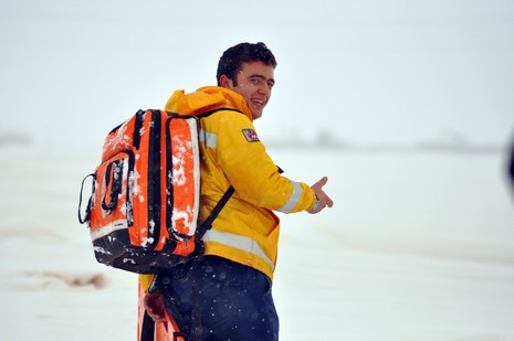 
Hakkarinin Yüksekova ilçesine bağlı Dedeler Köyünde doğum sancıları artan Esma Aslan için İl Özel İdare, 112 ve basın mensupları seferber oldu.