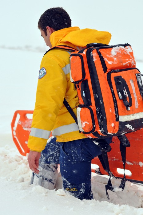 
Hakkarinin Yüksekova ilçesine bağlı Dedeler Köyünde doğum sancıları artan Esma Aslan için İl Özel İdare, 112 ve basın mensupları seferber oldu.