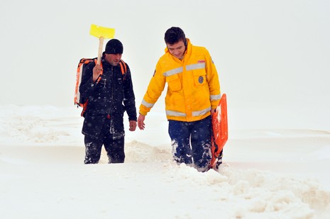 
Hakkarinin Yüksekova ilçesine bağlı Dedeler Köyünde doğum sancıları artan Esma Aslan için İl Özel İdare, 112 ve basın mensupları seferber oldu.