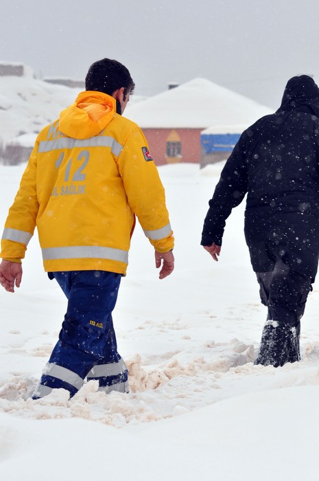 
Hakkarinin Yüksekova ilçesine bağlı Dedeler Köyünde doğum sancıları artan Esma Aslan için İl Özel İdare, 112 ve basın mensupları seferber oldu.