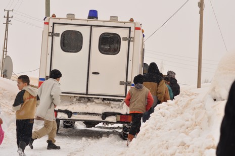 
Hakkarinin Yüksekova ilçesine bağlı Dedeler Köyünde doğum sancıları artan Esma Aslan için İl Özel İdare, 112 ve basın mensupları seferber oldu.