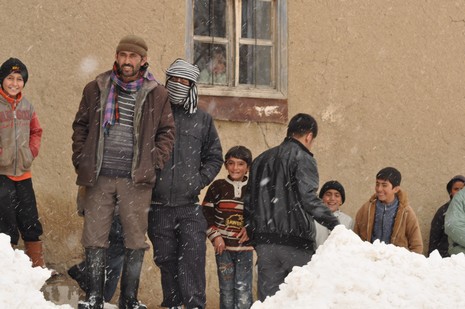 
Hakkarinin Yüksekova ilçesine bağlı Dedeler Köyünde doğum sancıları artan Esma Aslan için İl Özel İdare, 112 ve basın mensupları seferber oldu.