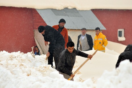 
Hakkarinin Yüksekova ilçesine bağlı Dedeler Köyünde doğum sancıları artan Esma Aslan için İl Özel İdare, 112 ve basın mensupları seferber oldu.