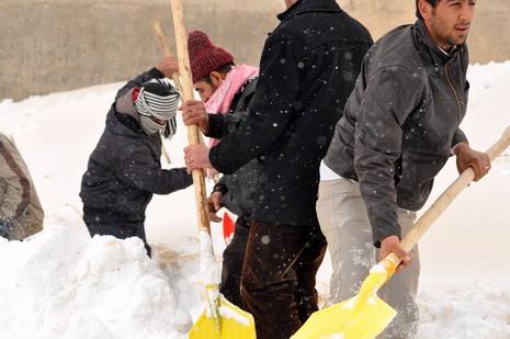 
Hakkarinin Yüksekova ilçesine bağlı Dedeler Köyünde doğum sancıları artan Esma Aslan için İl Özel İdare, 112 ve basın mensupları seferber oldu.