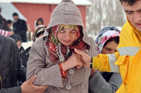 
Hakkarinin Yüksekova ilçesine bağlı Dedeler Köyünde doğum sancıları artan Esma Aslan için İl Özel İdare, 112 ve basın mensupları seferber oldu.