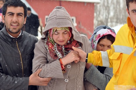 
Hakkarinin Yüksekova ilçesine bağlı Dedeler Köyünde doğum sancıları artan Esma Aslan için İl Özel İdare, 112 ve basın mensupları seferber oldu.