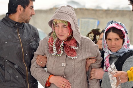 
Hakkarinin Yüksekova ilçesine bağlı Dedeler Köyünde doğum sancıları artan Esma Aslan için İl Özel İdare, 112 ve basın mensupları seferber oldu.