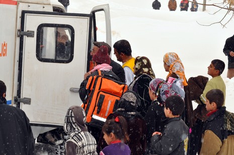 
Hakkarinin Yüksekova ilçesine bağlı Dedeler Köyünde doğum sancıları artan Esma Aslan için İl Özel İdare, 112 ve basın mensupları seferber oldu.