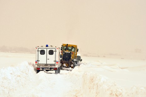 
Hakkarinin Yüksekova ilçesine bağlı Dedeler Köyünde doğum sancıları artan Esma Aslan için İl Özel İdare, 112 ve basın mensupları seferber oldu.