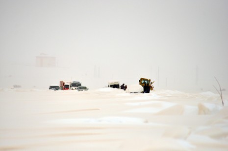 
Hakkarinin Yüksekova ilçesine bağlı Dedeler Köyünde doğum sancıları artan Esma Aslan için İl Özel İdare, 112 ve basın mensupları seferber oldu.
