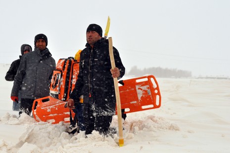 
Hakkarinin Yüksekova ilçesine bağlı Dedeler Köyünde doğum sancıları artan Esma Aslan için İl Özel İdare, 112 ve basın mensupları seferber oldu.