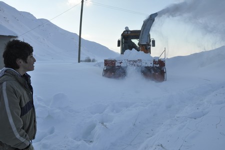 Yüksekova'da kapalı köy yolları açılıyor