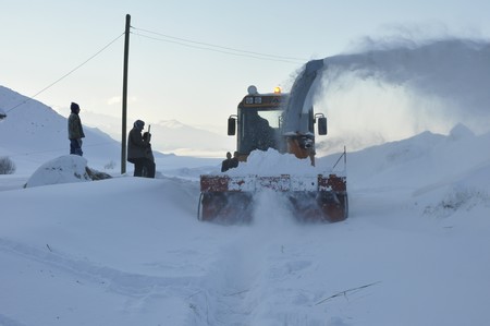 Yüksekova'da kapalı köy yolları açılıyor