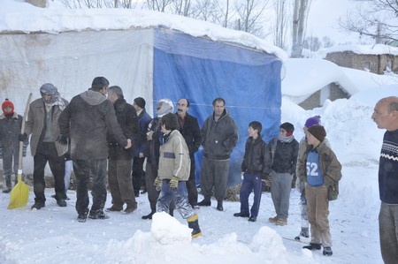 Yüksekova'da kapalı köy yolları açılıyor