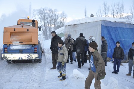 Yüksekova'da kapalı köy yolları açılıyor