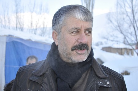 Yüksekova'da kapalı köy yolları açılıyor