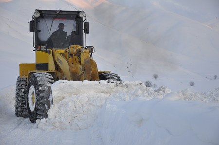 Yüksekova'da kapalı köy yolları açılıyor