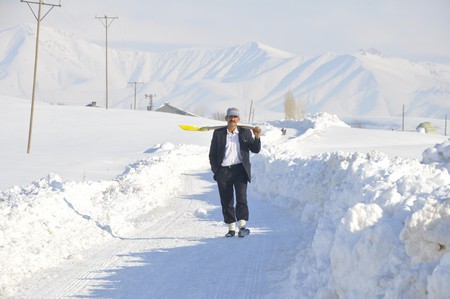 Yüksekova'da kapalı köy yolları açılıyor