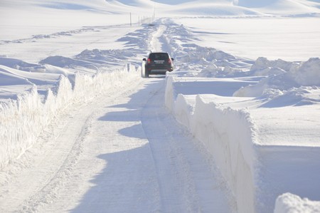 Yüksekova'da kapalı köy yolları açılıyor