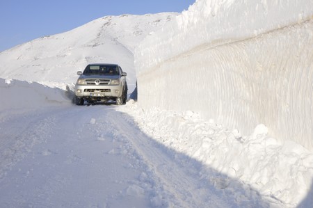 Yüksekova'da kapalı köy yolları açılıyor